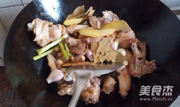 大盘鸡的做法步骤:2
