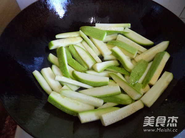 小瓜炒腊肉的做法步骤：5