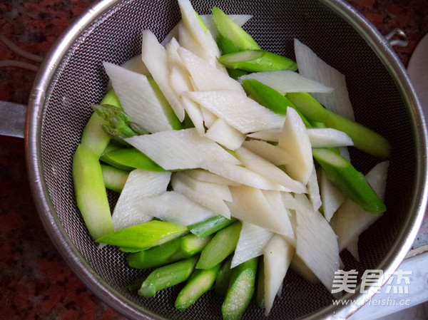 芦笋山药片的做法步骤:4