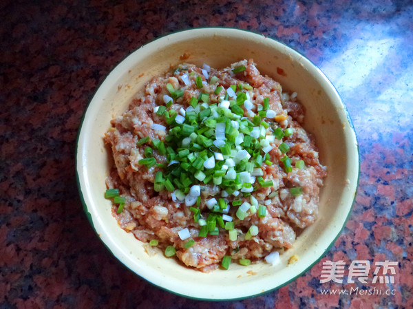 香葱鲜肉生煎包的做法步骤:3