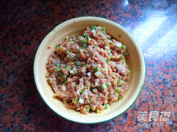 香葱鲜肉生煎包的做法步骤:4