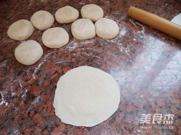 香葱鲜肉生煎包的做法步骤:7