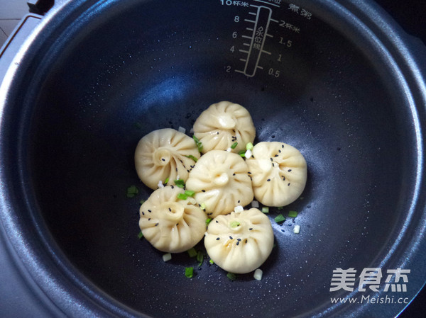 香葱鲜肉生煎包的做法步骤:12