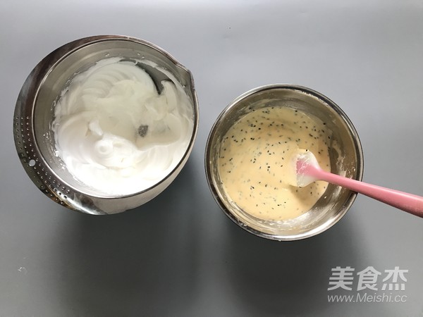酸奶芝麻戚风的做法步骤：8