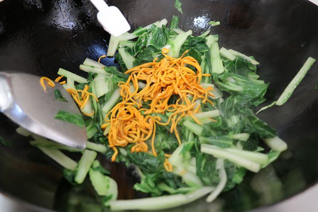 家常白菜虫草花的做法步骤：4