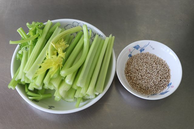 开胃芹菜条的做法步骤:2