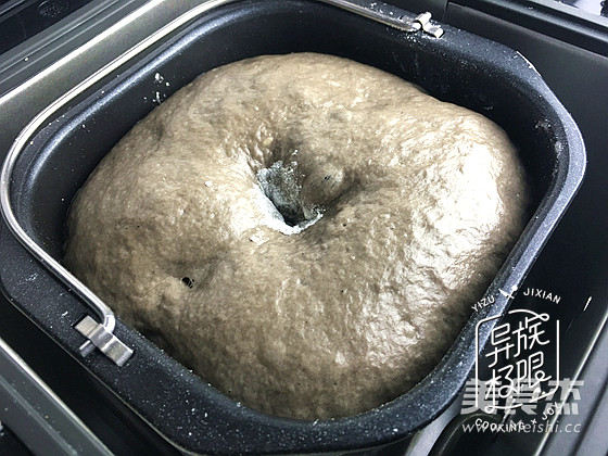 墨鱼汁面包的做法步骤：7