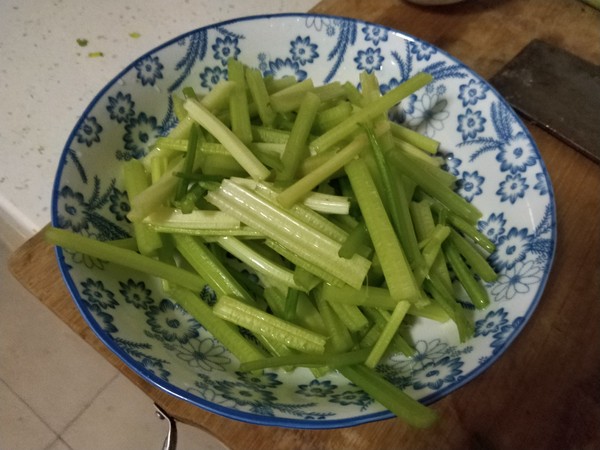 芹菜土豆条的做法步骤：2