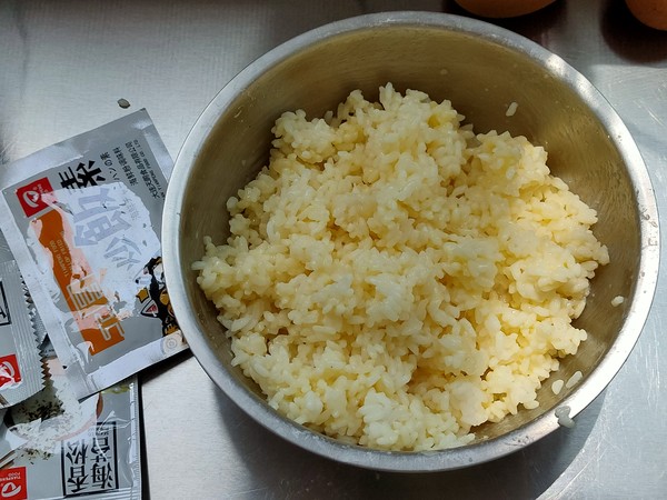 蛤蜊海苔蛋炒饭的做法步骤：1