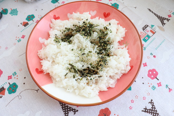 海苔肉松饭团的做法步骤：1