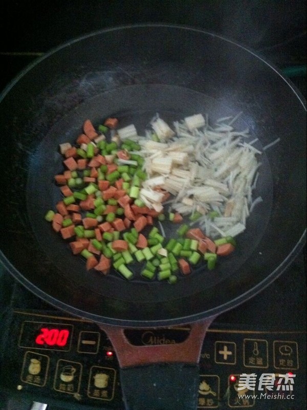蔬菜炒方便面的做法步骤:3
