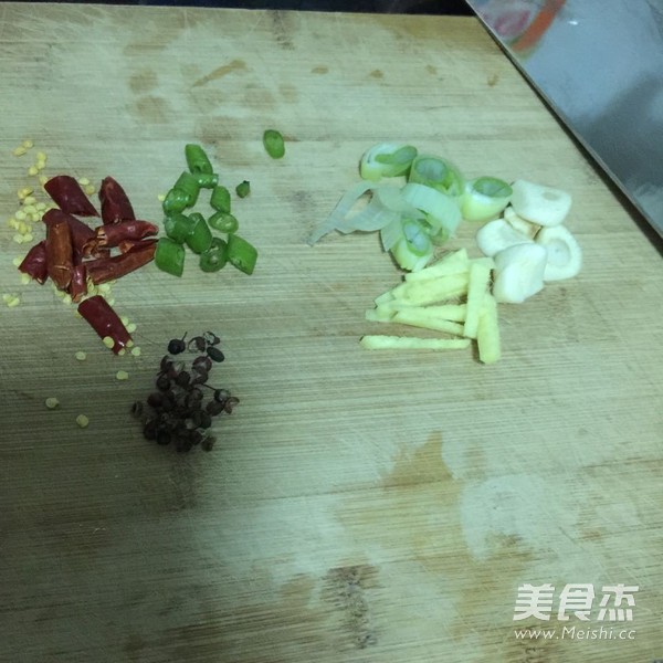 香辣核桃虾仁的做法步骤:2
