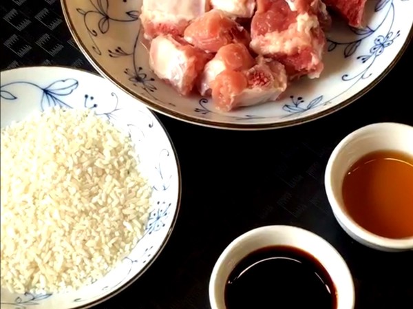 粉蒸排骨的做法步骤：1