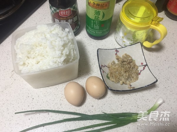 猪油渣酱油炒饭的做法步骤：1