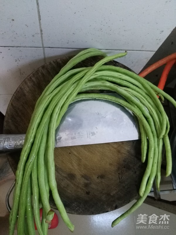 瑶柱鱿鱼干花肉豆角饭的做法步骤：1