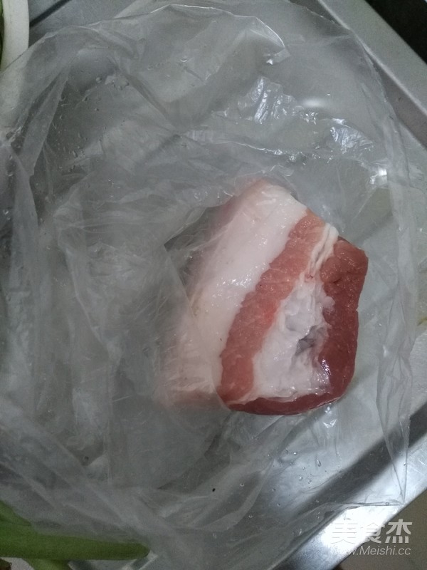 瑶柱鱿鱼干花肉豆角饭的做法步骤:2