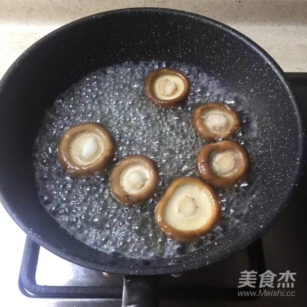 香菇鲜肉馄饨的做法步骤：1