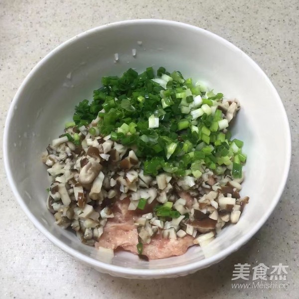 香菇鲜肉馄饨的做法步骤：6