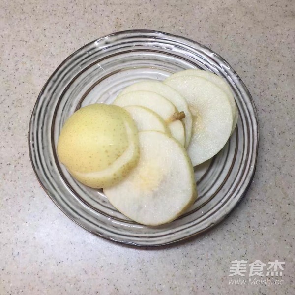 茅根雪梨水的做法步骤:2