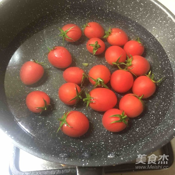 咸梅渍圣女果的做法步骤：1