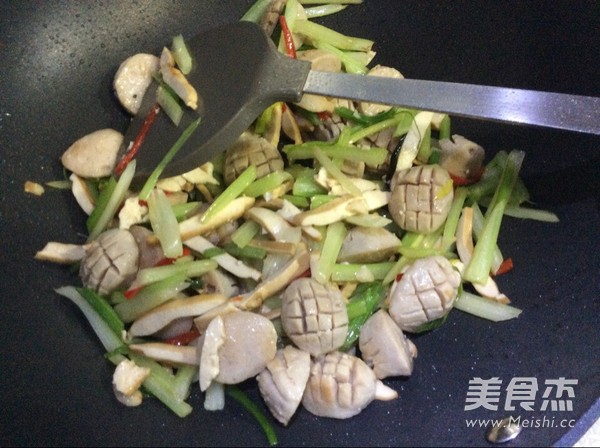 香干芹菜炒肉圆的做法步骤：6