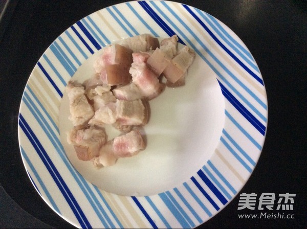 杏鲍菇红烧肉的做法步骤：1