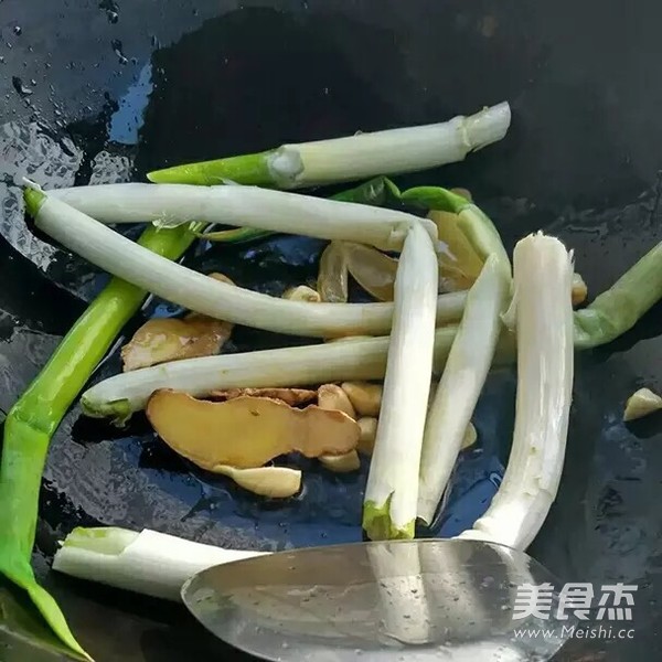 葱烧土豆大排的做法步骤：4