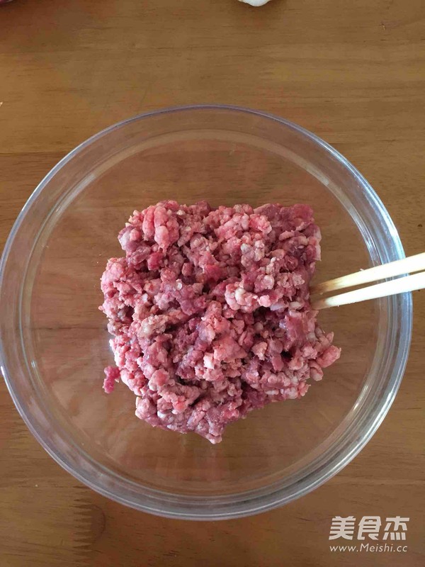 牛肉芹菜包子的做法步骤:3