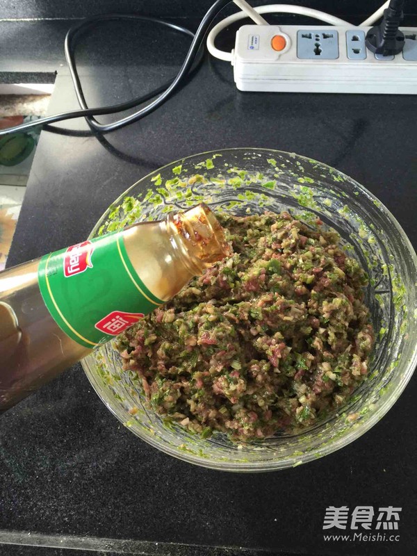 牛肉芹菜包子的做法步骤:8