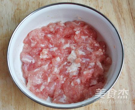 猪肉韭菜馄饨的做法步骤：1