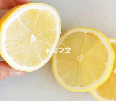 5分钟搞定高颜值滴菠萝雪桃鸡尾酒～的做法步骤：1