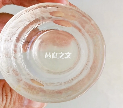 5分钟搞定高颜值滴菠萝雪桃鸡尾酒~的做法步骤:2