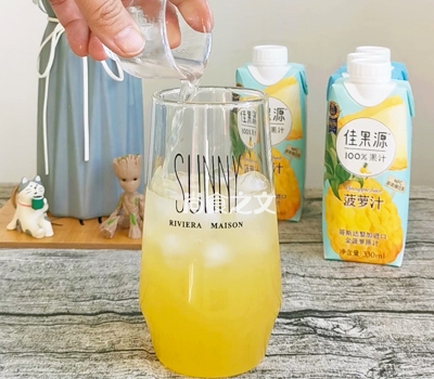 5分钟搞定高颜值滴菠萝雪桃鸡尾酒~的做法步骤:9