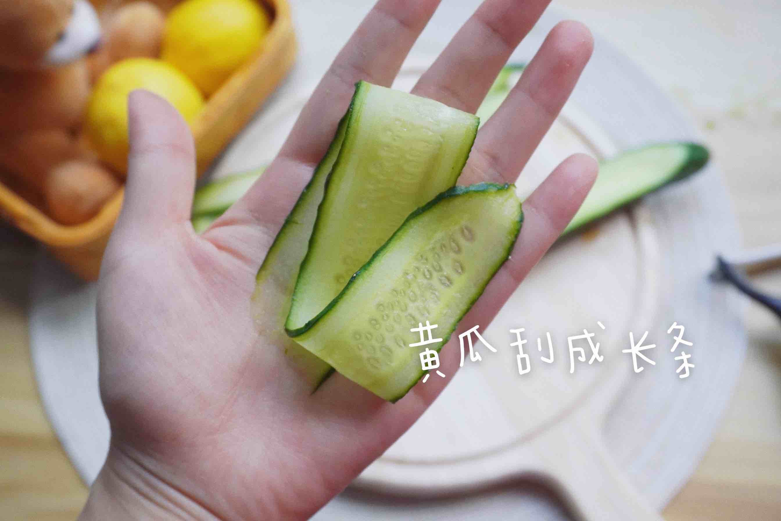 黄瓜柠檬排毒水的做法步骤：2