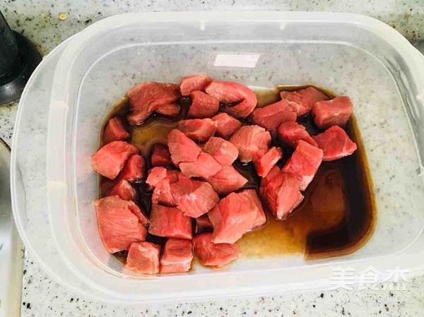 白菜炒牛肉的做法步骤：1