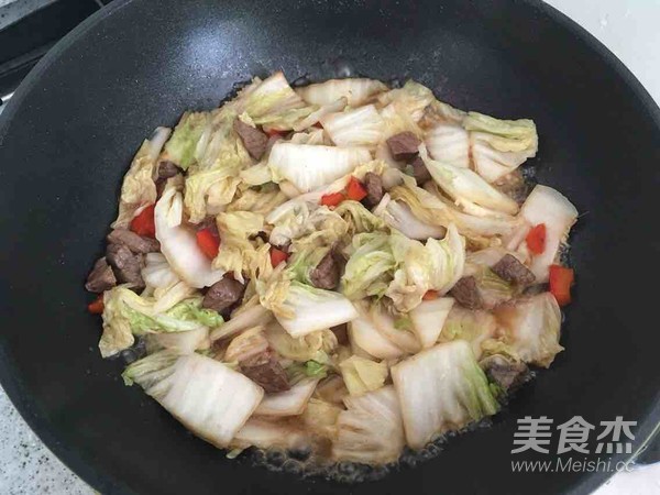 白菜炒牛肉的做法步骤:5