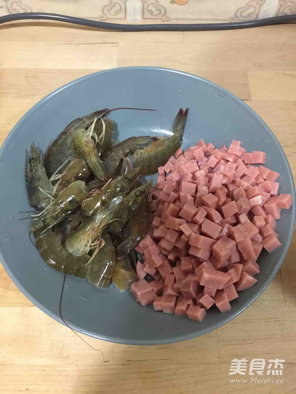 火腿虾仁黄金炒饭的做法步骤：1