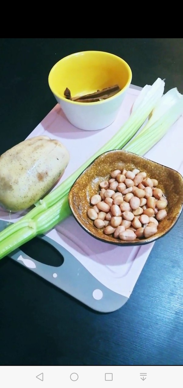 七日减肥餐，月瘦10斤之莲藕芹菜的做法步骤：1