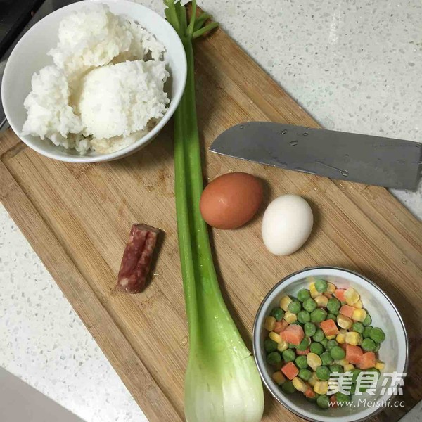 西芹蛋炒饭的做法步骤：1