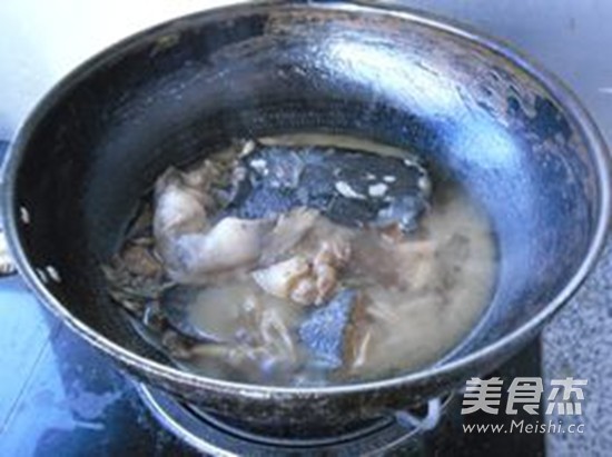 鲶鱼头尾烧丝瓜的做法步骤：7