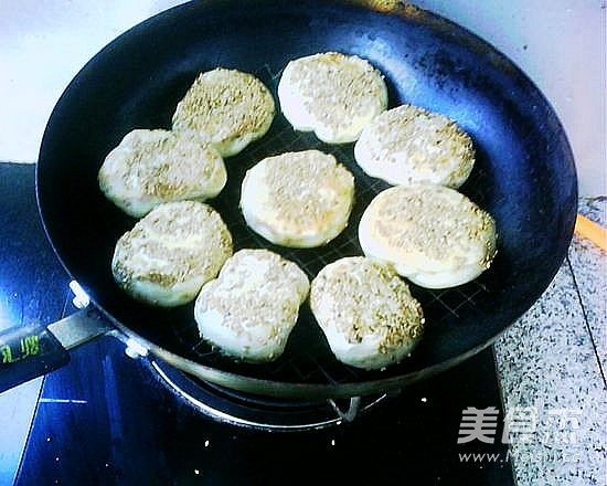 铁锅烤烧饼的做法步骤：12