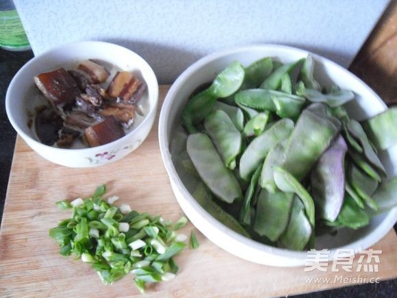 红烧肉烧扁豆的做法步骤：1