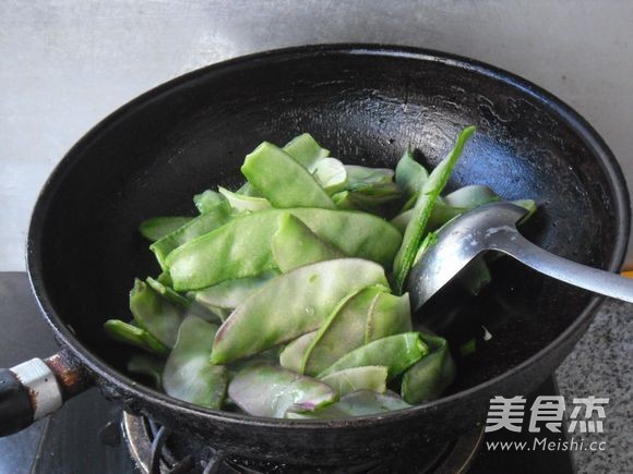 红烧肉烧扁豆的做法步骤:3
