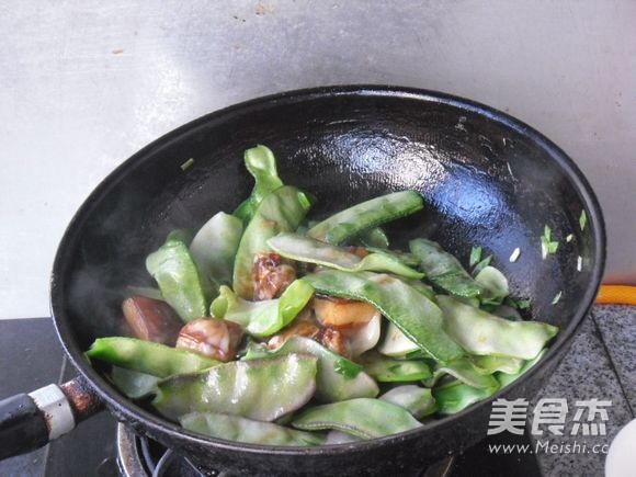 红烧肉烧扁豆的做法步骤:6