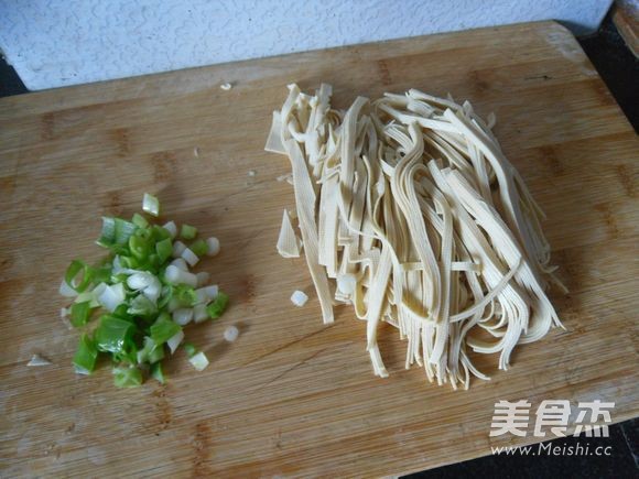 豆腐丝炒韭菜的做法步骤:2