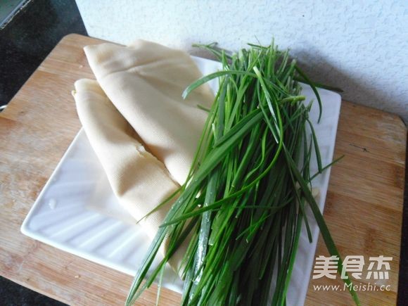 豆腐丝炒韭菜的做法步骤：1