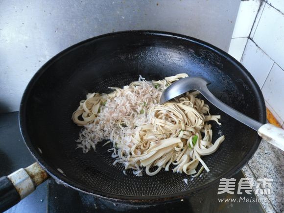 豆腐丝炒韭菜的做法步骤:5
