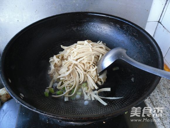 豆腐丝炒韭菜的做法步骤:4