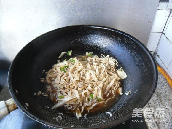 豆腐丝炒韭菜的做法步骤:7