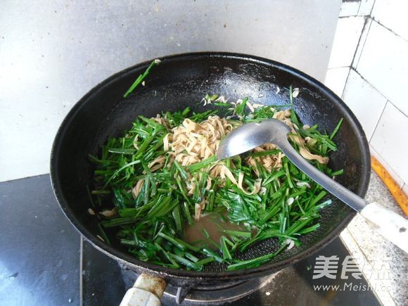 豆腐丝炒韭菜的做法步骤:10